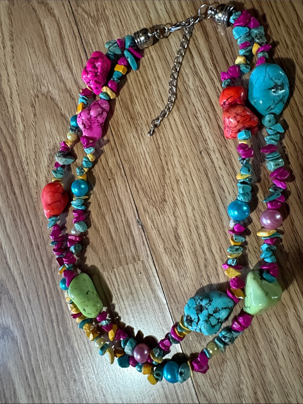 VINTAGE MULTICOLORED HOWLITE AND DYED STONE CHUNKY 18 - 21" NECKLACE - Picture 2 of 10